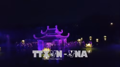 Thủy định nặng 10 tấn từ lòng hồ dần nổi lên mặt nước. Ảnh: Đinh Thuận - TTXVN