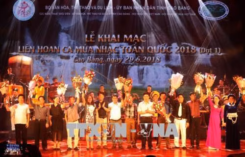 Ban tổ chức tặng hoa cho 12 đơn vị nghệ thuật tham gia Liên hoan Ca Múa Nhạc toàn quốc năm 2018 (Đợt 1). Ảnh: Chu Hiệu - TTXVN