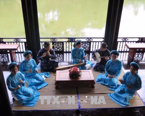 Biểu diễn Nhã nhạc Huế phục vụ khách du lịch tham quan lăng Tự Đức. Ảnh: Quốc Việt - TTXVN