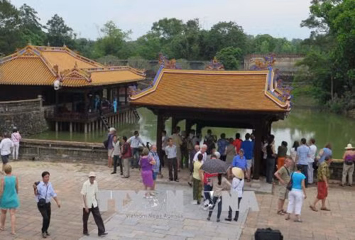Khách du lịch tham quan lăng Tự Đức. Ảnh: Quốc Việt - TTXVN