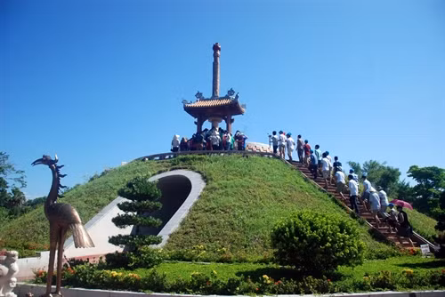 Khu di tích Thành cổ Quảng Trị hằng năm thu hút hàng triệu lượt khách du lịch đến thăm viếng tri ân các Anh hùng liệt sỹ. Ảnh: TTXVN