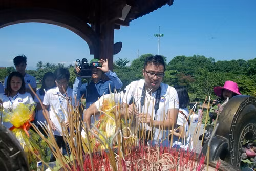 Đoàn thanh niên Việt Kiều thắp hương tưởng nhớ, rei ân các anh hùng, liệt sỹ tại Khu di tích Thành cổ Quảng Trị.. Ảnh: TTXVN