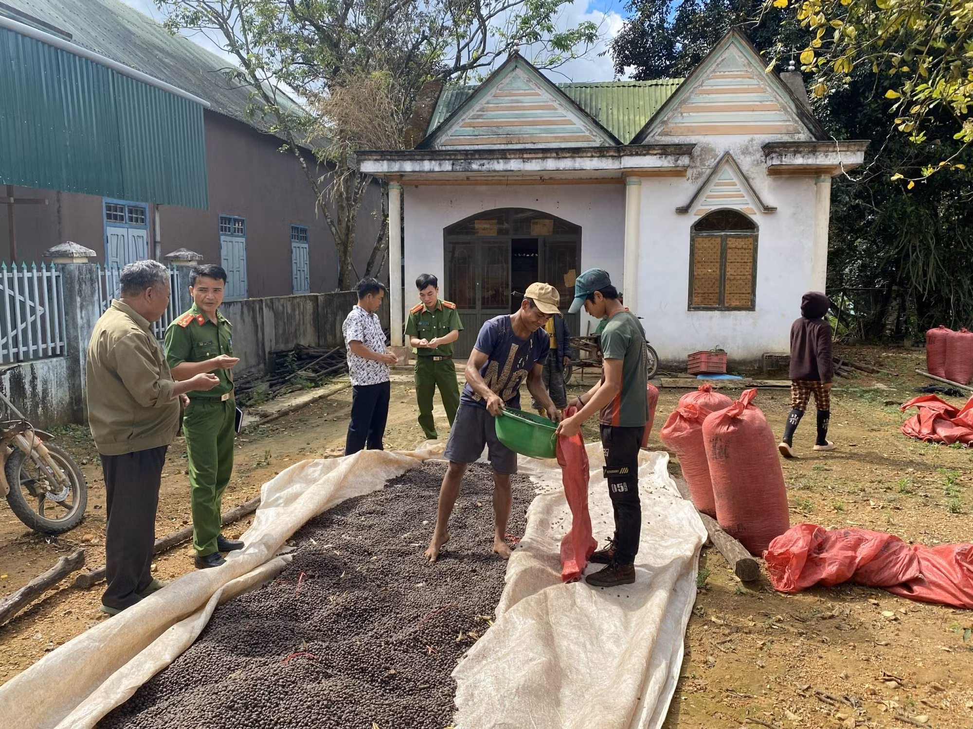Phát huy vai trò của Công an nhân dân trong giữ vững an ninh trật tự tại Kon Tum ảnh 3