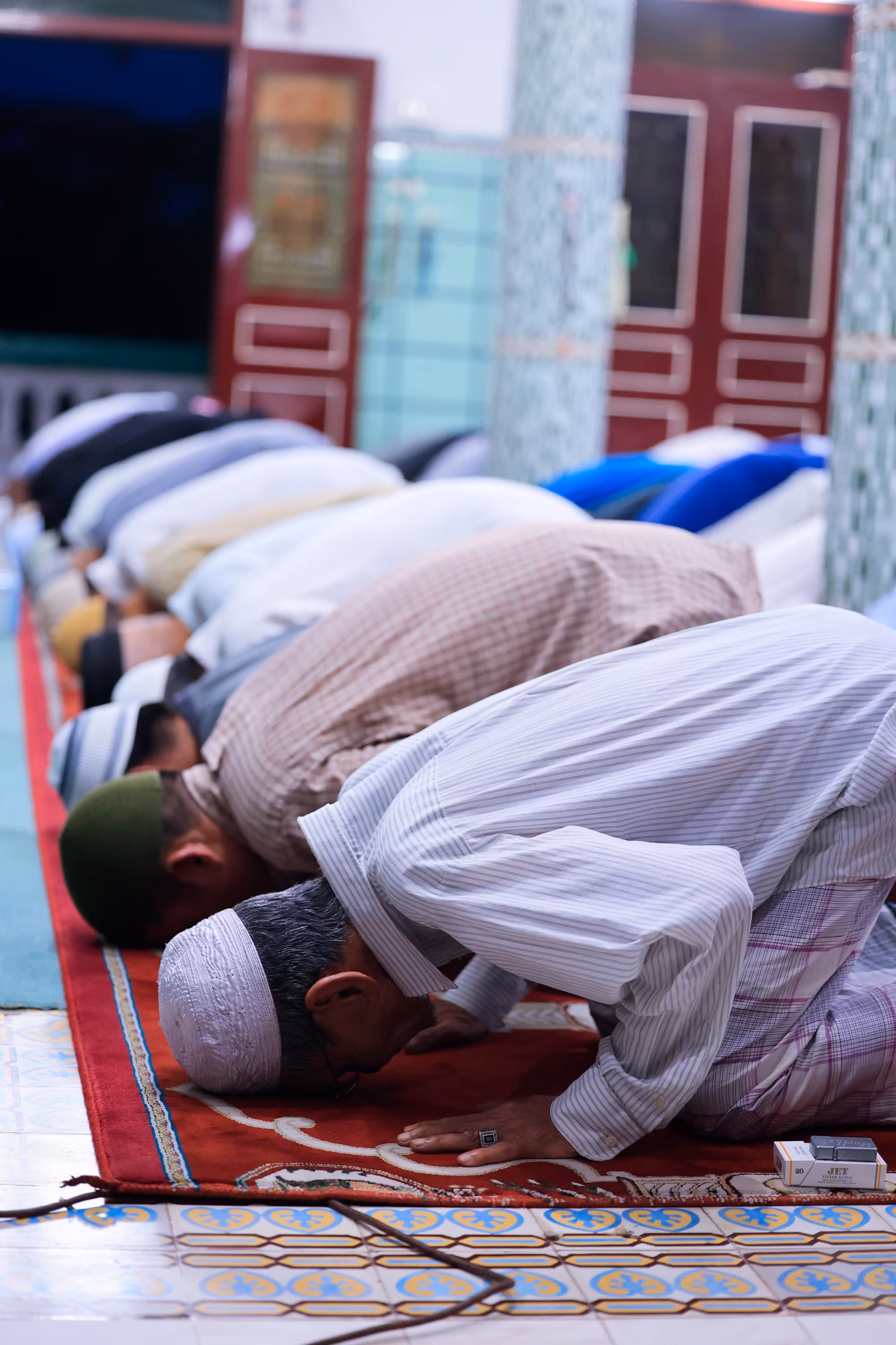 Cầu nguyện hằng ngày là một trong 5 điều bắt buộc của các tín đồ Islam, riêng ngày thứ sáu (12 giờ), tất cả mọi người phải đến thánh đường lớn để cầu nguyện, còn phụ nữ thì cầu nguyện tại nhà.