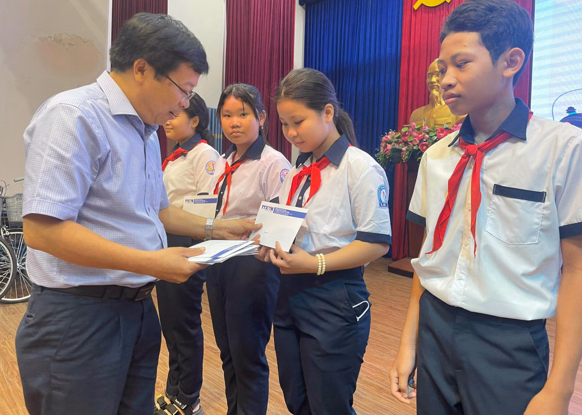 Thanh niên TTXVN trao học bổng cho học sinh nghèo vượt khó ở Đồng Nai ảnh 2