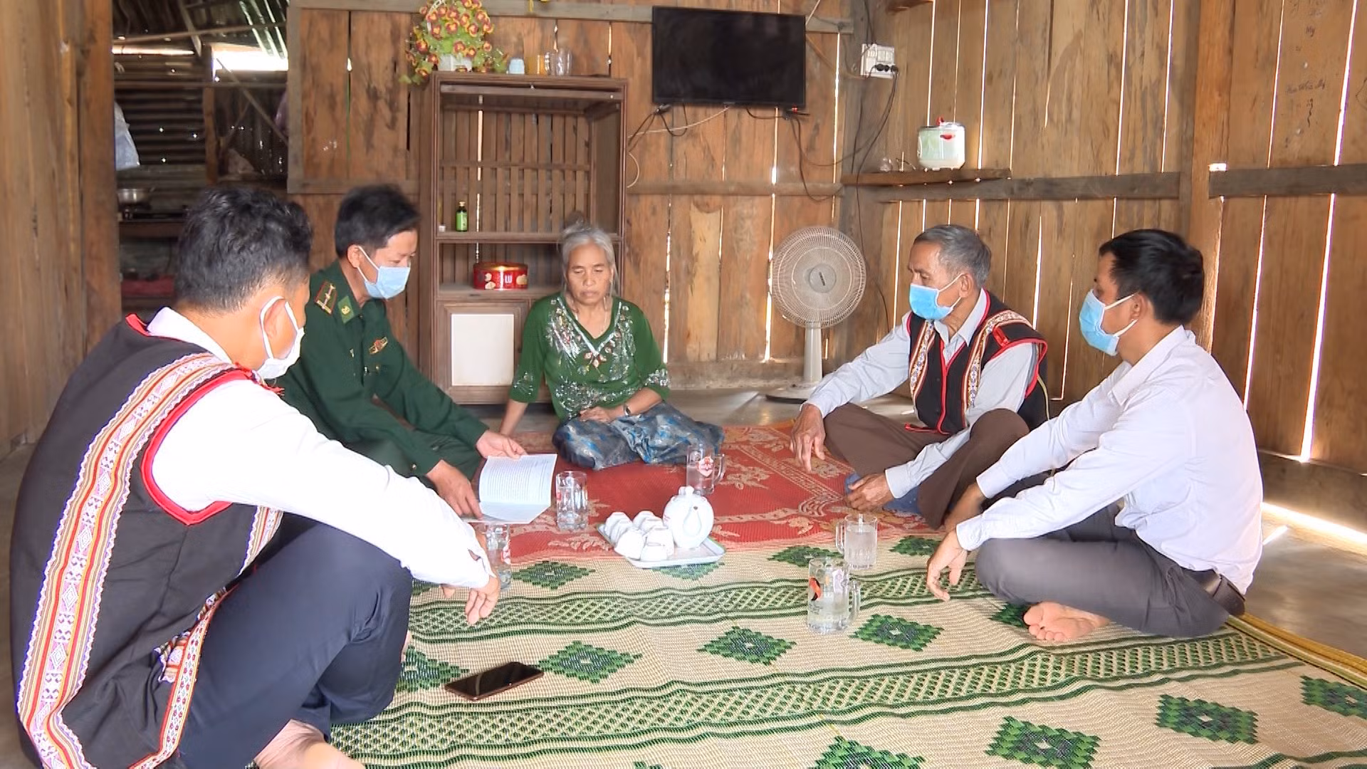 Phát huy vai trò người có uy tín trong vùng dân tộc thiểu số ở biên giới ảnh 2