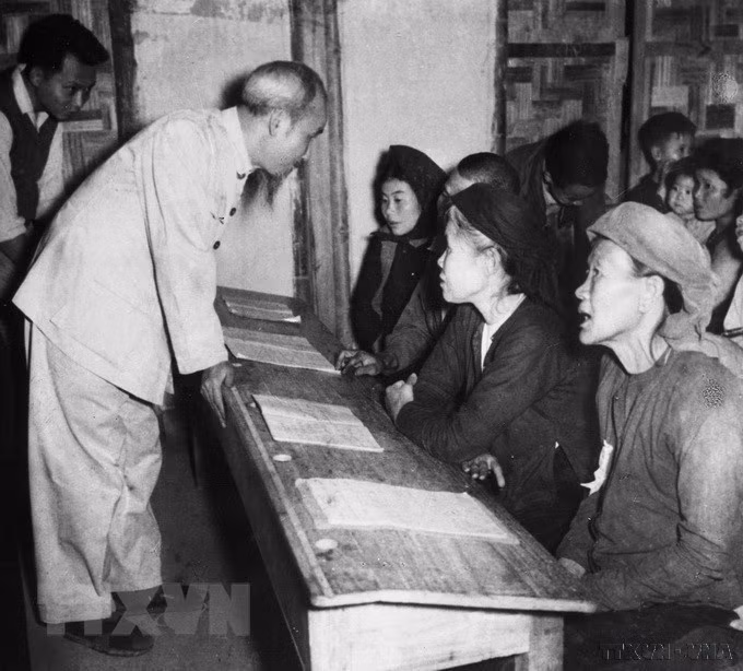 Bác Hồ - vị lãnh tụ giản dị, gần gũi với nhân dân ảnh 4