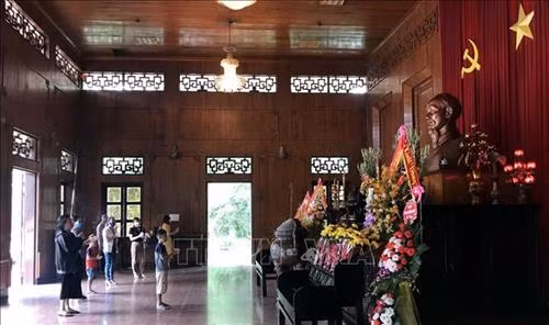 Du khách thành kính dâng hương tại Nhà tưởng niệm Chủ tịch Hồ Chí Minh. Ảnh: Tá Chuyên - TTXVN