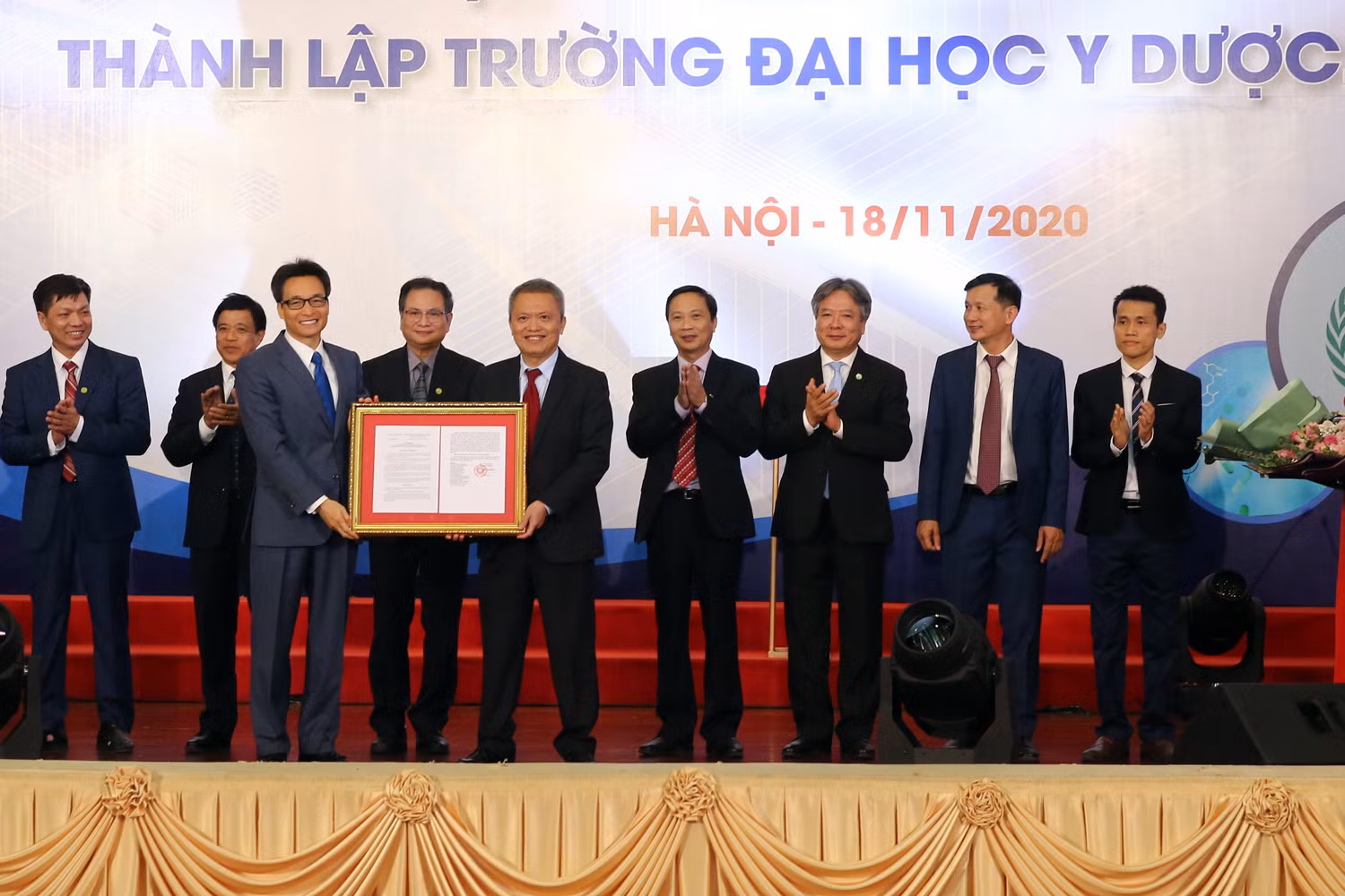 Phó Thủ tướng Vũ Đức Đam dự Lễ công bố quyết định thành lập Trường Đại học Y Dược - Đại học Quốc gia Hà Nội ảnh 1