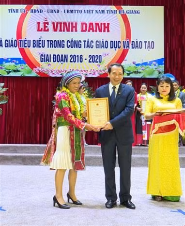 Hà Giang tôn vinh các nhà giáo tiêu biểu giai đoạn 2016 - 2020 ảnh 1