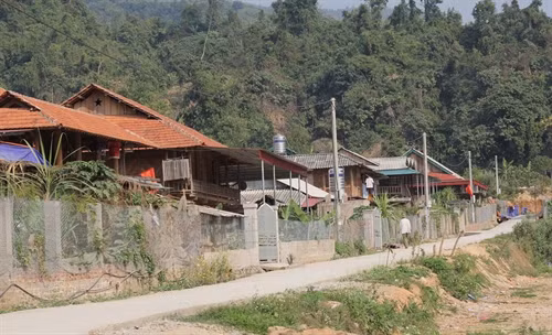 Đường giao thông bản tái định cư được bê tông hóa, tạo thuận lợi cho việc đi lại (ảnh minh họa). Quang Duy - TTXVN