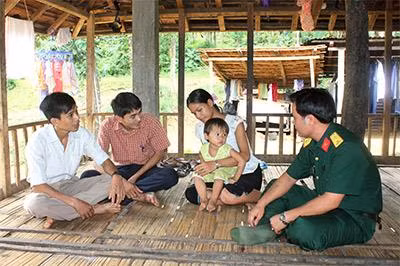 Nguyễn Anh Khoa (thứ 2, từ trái sang), Phó chủ tịch UBND xã Ba Điền, huyện Ba Tơ xuống cơ sở nắm tình hình khi “bệnh lạ” xuất hiện tại địa phương cuối năm 2013. Ảnh: qdnd.vn