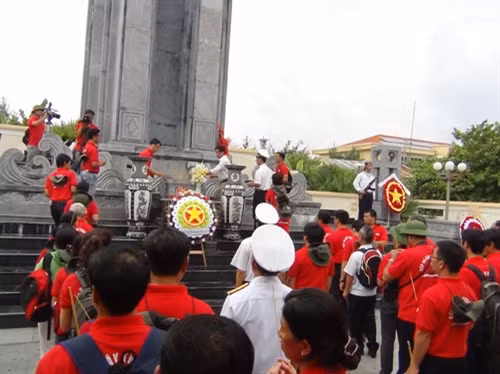 Tác nghiệp tại Đài liệt sĩ Trường Sa lớn.