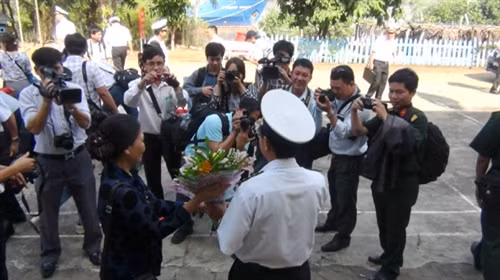Trên cầu cảng Trường Sa lớn.
