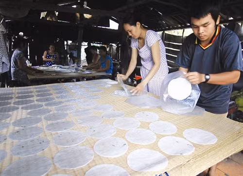 Nguyên liệu chính để làm bánh phồng là gạo nếp Phơi nắng là một trong những công đoạn làm bánh phồng Làng Sơn Đốc hiện có 34 tổ hợp tác và hộ theo nghề, tạo việc làm ổn định cho hàng trăm lao động địa phương Bánh phồng Sơn Đốc đã trở thành một trong những sản vật nổi tiếng của xứ dừa Bến Tre