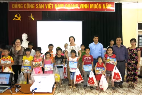 Lãnh đạo Hội Phòng, chống HIV/AIDS TP Hà Nội và đại diện nhà tài trợ trao tặng quà cho các trẻ VOC - Ảnh: Thùy Chi