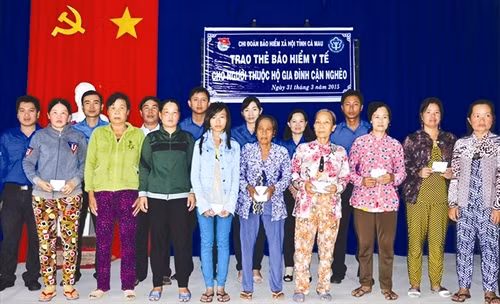 Chi đoàn Bảo hiểm xã hội tỉnh Cà Mau tổ chức trao thẻ BHYT cho các đối tượng thuộc hộ gia đình cận nghèo
