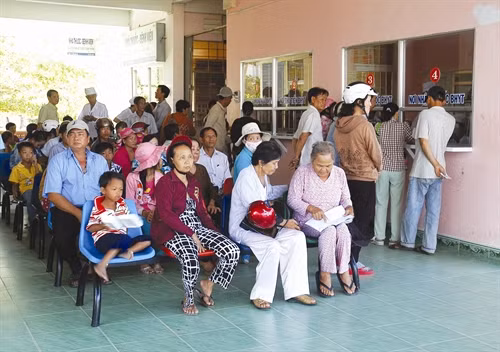 Người dân làm thủ tục đăng ký khám, chữa bệnh bằng BHYT tại Bệnh viện Đa khoa thành phố Cà Mau