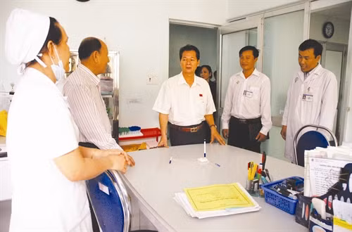 Lãnh đạo tỉnh Cà Mau kiểm tra công tác khám, chữa bệnh bằng BHYT tại các cơ sở y tế của địa phương