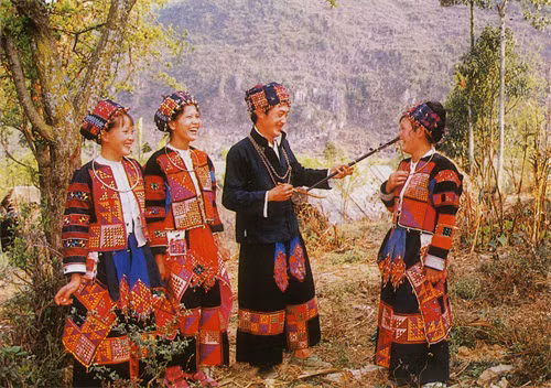 Trang phục của người Lô Lô hoa