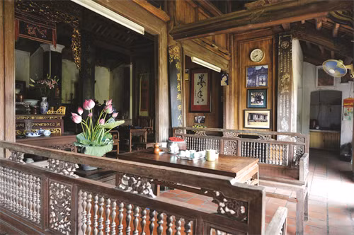Không gian bên trong một ngôi nhà cổ Đường Lâm