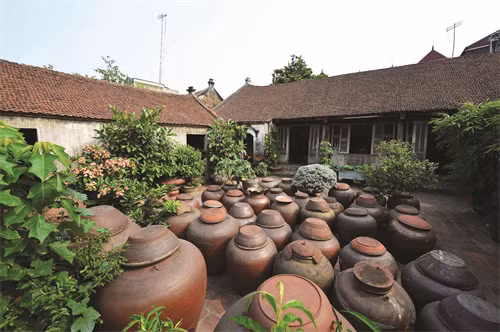 Những chiếc chum đựng tương trong sân nhà cổ