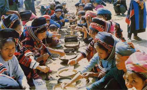 Ăn mèn mén trong lễ ma khô
