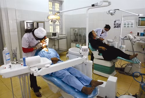 Khám, điều trị răng cho bệnh nhân bằng thiết bị nha khoa hiện đại