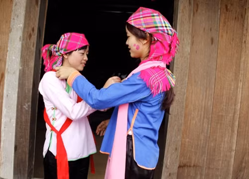 Nhà gái mặc trang phục cho cô dâu