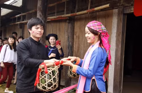 Trao lễ vật