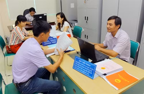 Người dân đến làm thủ tục cấp giấy chứng nhận quyền sử dụng đất tại Nghệ An. Ảnh: Thế Duyệt - TTXVN.