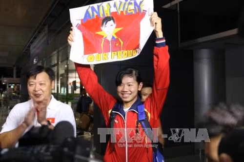 Ánh Viên trở về Việt Nam sau một kỳ SEA Games thành công. Ảnh: TTXVN