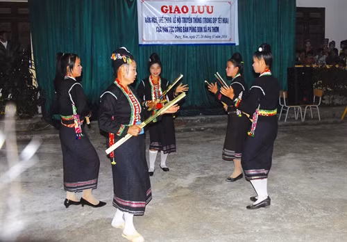Bà con nhảy múa, hát ca tạo thêm không khí tưng bừng cho ngày hội