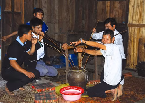 Bà con quây quần uống rượu cần vui Tết