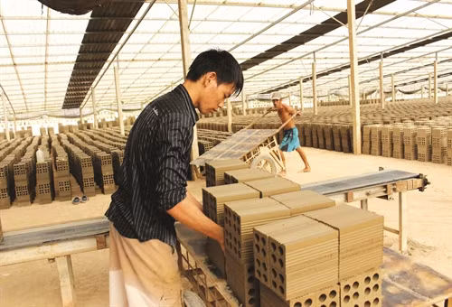 Huyện Tánh Linh có trên chục cơ sở sản xuất gạch, ngói quy mô lớn đem lại công ăn việc làm ổn định cho hàng trăm lao động là đồng bào dân tộc.