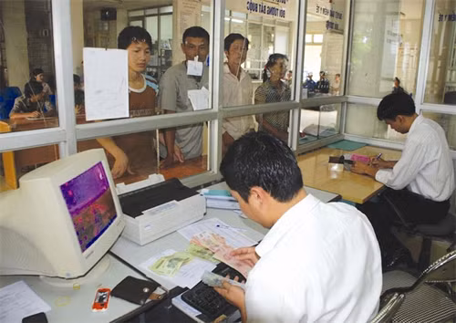 Đồng bào làm thủ tục khám bệnh bằng bảo hiểm y tế