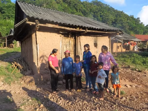 Giáo viên trường tiểu học bán trú Chung Chải phối hợp với hội phụ nữ đi vận động học sinh đến trường. Ảnh: Phạm Khiêm