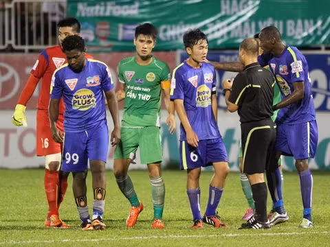 Những ngoại binh như Moussa không phải là chỗ dựa cho lứa cầu thủ trẻ, thậm chí còn gây 'họa'.