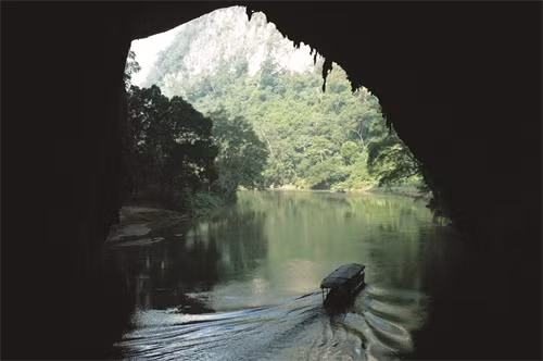 Đường vào hang Puông