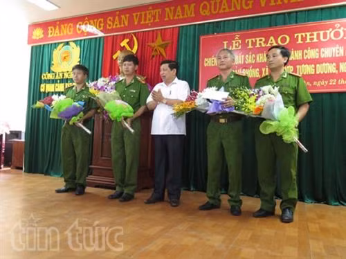 Ông Nguyễn Xuân Đường, Phó Bí thư Tỉnh ủy, Chủ tịch UBND tỉnh Nghệ An tặng thưởng Ban chuyên án Công an Nghệ An vì thành tích phá án.