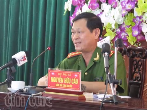 Đại tá Nguyễn Hữu Cầu, Giám đốc Công an Nghệ An chủ trì họp báo trả lời các câu hỏi của phóng viên.
