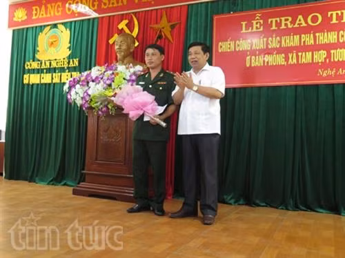 Ông Nguyễn Xuân Đường, Phó Bí thư Tỉnh ủy, Chủ tịch UBND tỉnh Nghệ An tặng thưởng cho Đồn Biên phòng Tam Hợp, huyện Tương Dương, Nghệ An.