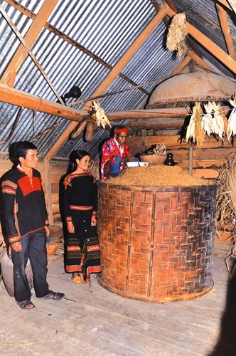 Lễ cúng "thần Lúa" ở trong nhà