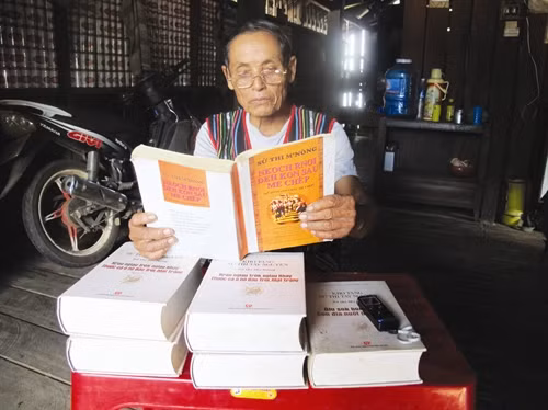 Ngoài lúc lên rẫy canh tác, cứ có thời gian rảnh nghệ nhân Điểu K'lung lại ôn lại các tác phẩm sử thi M'nông
