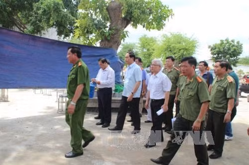 Bộ trưởng Bộ Công an dẫn đầu đoàn công tác Bộ Công an đến thăm, chia buồn với gia đình các nạn nhân trong vụ trọng án tại Bình Phước. Ảnh: TTXVN