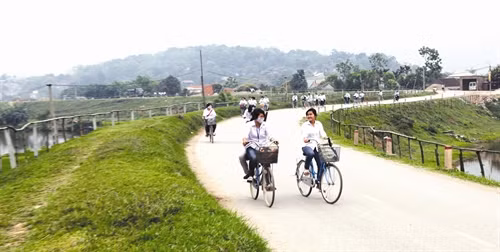 Những con đường đất gồ ghề giờ đã được trải nhựa khang trang, sạch đẹp