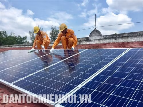 Công nhân điện lực huyện Hòa Thành (Tây Ninh) kiểm tra chất lượng các tấm pin năng lượng mặt trời lắp đặt tại nhà dân. Ảnh: Thanh Tân