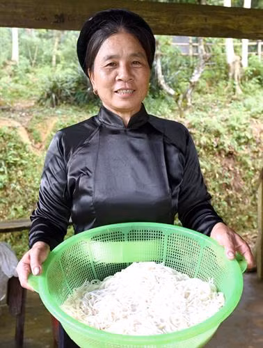 Bà Ma Thị Chấn, thôn Nà Đông, xã Thượng Lâm (Lâm Bình) với thành phẩm bún của gia đình.