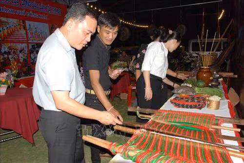 Biểu diễn hát múa tập thể trong ngày khai mạc. Ảnh: K GỬIH -TTXVN Trao cờ lưu niệm cho các đoàn tham dự liên hoan trong lễ khai mạc. Ảnh: K GỬIH -TTXVN Đại biểu tham quan các gian trưng bày sản phẩm dân tộc truyền thống trong ngày khai mạc. Ảnh: K GỬIH -TTXVN Biểu diễn múa dân tộc truyền thống trong ngày khai mạc. Ảnh: K GỬIH -TTXVN