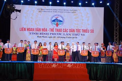 Biểu diễn hát múa tập thể trong ngày khai mạc. Ảnh: K GỬIH -TTXVN Trao cờ lưu niệm cho các đoàn tham dự liên hoan trong lễ khai mạc. Ảnh: K GỬIH -TTXVN Đại biểu tham quan các gian trưng bày sản phẩm dân tộc truyền thống trong ngày khai mạc. Ảnh: K GỬIH -TTXVN Biểu diễn múa dân tộc truyền thống trong ngày khai mạc. Ảnh: K GỬIH -TTXVN